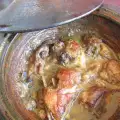 Stoofpot met lam en champignons in een aarden pot