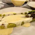 Groene asperges met hollandaisesaus