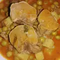Varkenstong met erwten en aardappelen