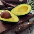 Hoe bewaar je hele en gesneden avocados?