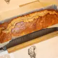 Bananencake met bruine suiker en walnoten