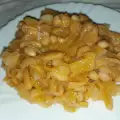 Veganistische bonen en zuurkool in een multicooker