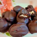 Truffels van gedroogde pruimen en walnoten