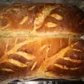 Zelfgemaakt brood met knoflook en rozemarijn