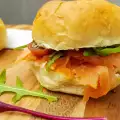 Zelfgemaakte koude sandwiches met zalm