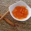 Zelfgemaakte jam met stukjes pompen en mandarijn