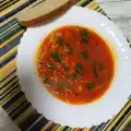 Tomatensoep met noedels en basilicum