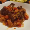 Gebakken kippenlevertjes met uien en tomaten