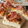 Focaccia met abrikozen en prosciutto