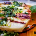 Gebakken halloumi met wilde knoflook en basilicum