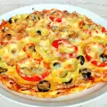 Keto pizza met een korst van roomkaas en ei