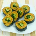 Veggie gouden kimbap met avocado en spinazie