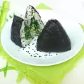 Driehoekige Koreaanse gimbap met spinazie en ei