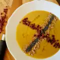 Romige groentesoep met jamon, noten en zaden