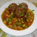 Gehaktballen met tomatensaus en mais