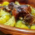 Lamsvlees met aardappelen in een guvec