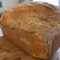Spelt brood met zaden en honing