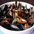 Zwarte mosselen met knoflook en bier