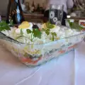 Gelaagde salade met gerookt vlees en champignons