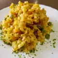 Volkorenrijst met doperwten en verse knoflook