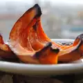 Gebakken pompoen met de schil in de oven