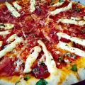 Pizza met geitenkaas en pepperoni