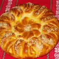 Bloemenbrood met kurkuma en witte kaas
