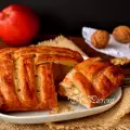 Strudel van gevlochten bladerdeeg met appels en walnoten