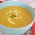 Veganistische aardappelsoep met sojamelk