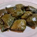 Vegan dolmades met wijnbladeren en gedroogde kruiden