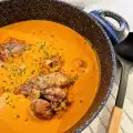 Kalkoenpoten in saus met wijn en amandelen