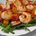 Warme salade met pompoen en garnalen