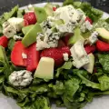 Spinaziesalade met aardbeien en blauwe kaas