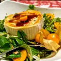 Salade met valeriaan, geitenkaas en lampionplant