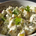 Salade met aardappel, augurk en mayonaise