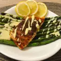 Gegrilde zalm met asperges en een hollandaise saus