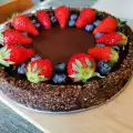 Chocoladetaart met johannesbrood en bessen
