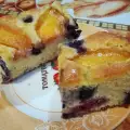 Vetarme cake met perziken en bessen