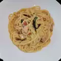 Rijk gevulde spaghetti met champignons en pastrami
