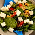 Spinaziesalade met cashewnoten en aardbeien