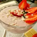Witte chocolademousse met aardbeien