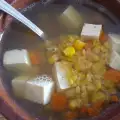 Rode linzensoep met sojasaus