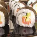 Sushi met avocado, komkommer en gerookte zalm