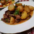 Mals rundvlees met aardappelen en champignons
