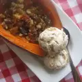 Gevulde pompoen met gedroogd fruit en ijs
