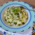 Vegan courgette met rijst in een pan