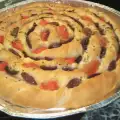 Gedraaide focaccia met olijven, tomaten en oregano