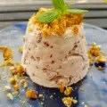 Bevroren dessert met frambozen en room