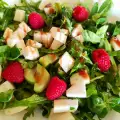 Groene salade met geitenkaas en een frambozen balsamicoreductie