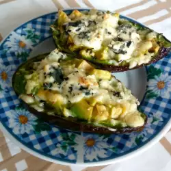 Gebakken avocado met blauwaderkaas